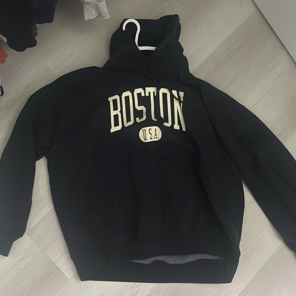Brandy Melville, Boston hoodie
